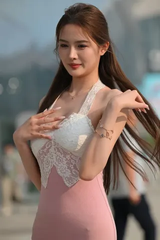 查看完整内容：粉裙大长腿美眉（完整版） - 共5张图片