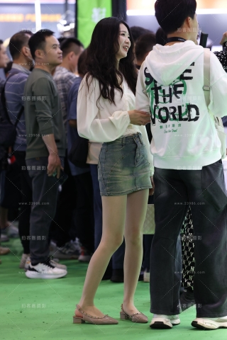 20250301这个路人小姐姐的肉丝美腿真漂亮