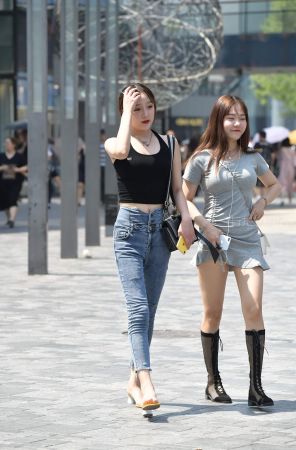 查看完整内容：街拍牛仔裤姐姐 - 共22张图片