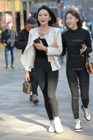 查看完整内容：黑色瑜伽裤美女 - 共19张图片