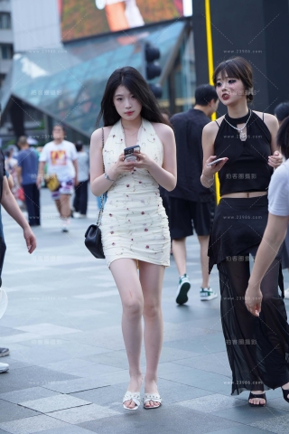 白皙的短裙妹纸