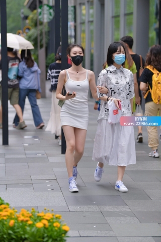 耐克吊带小短裙清纯美眉