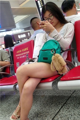 查看完整内容：4k-灰T恤热裤眼镜美女街拍美腿（视频版） - 共8张图片