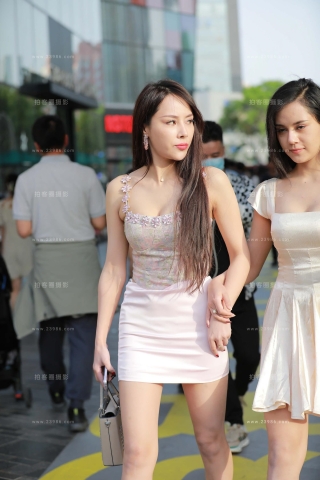 街拍白短裙性感美女