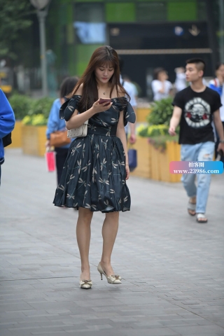 街拍高跟连衣裙美女