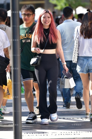 ★笑呵呵紧身黑裤美女