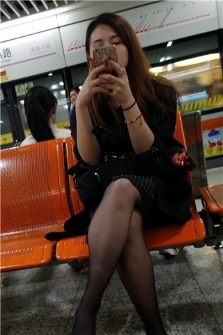 查看完整内容：4k超清，候车室拍摄*黑丝性感美腿气质小姐姐（视频版） - 共8张图片