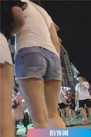 查看完整内容：街拍超短热裤翘臀美眉跟闺蜜逛夜市 [599 MB]（视频版） - 共8张图片