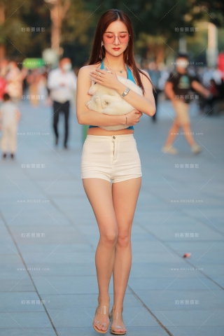 【玻璃街拍】抱白狐的热裤小姐姐