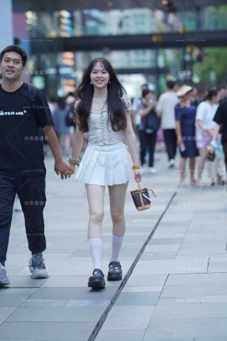 街拍白短裙白皙女盆友