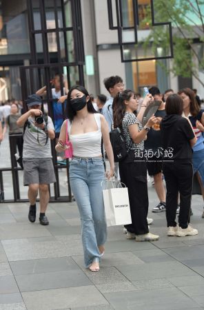 查看完整内容：街拍喇叭牛仔长裤长腿美眉 - 共21张图片