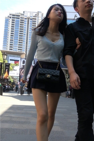 4K - 街拍文静的短裙美眉 [932 MB/MP4]（视频版）