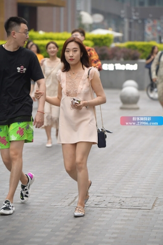 街拍铆钉鞋漂亮娇气女友