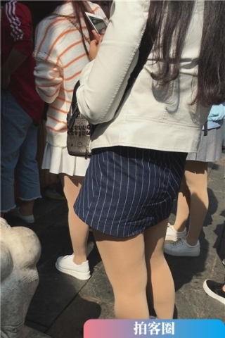 逛街偶遇买小吃的肉丝袜美腿短裙美女（视频版）