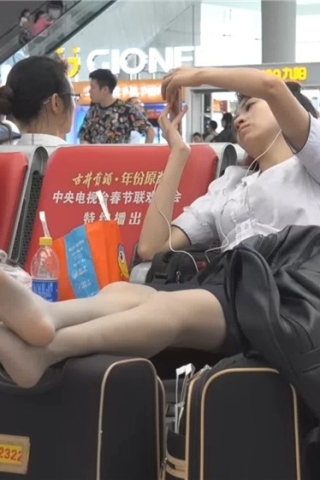 查看完整内容：高铁候车室的丝袜美足美腿白衬衫美女 [408 MB/WMV] （视频版） - 共8张图片