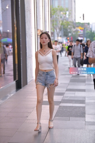 街拍热裤长发美女