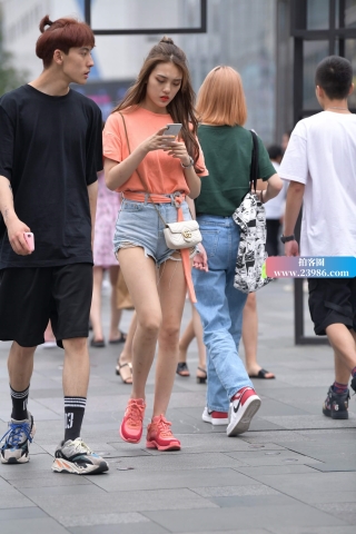 街拍橙色T恤衫长发小姐姐