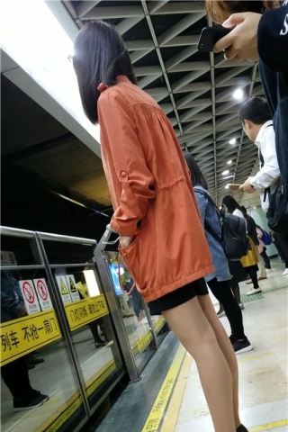 4K-等地铁的橙色外套短裙街拍肉丝美腿女孩（视频版）