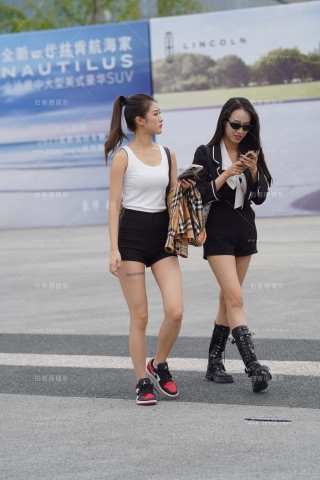 街拍苗条热裤小姐姐跟闺蜜