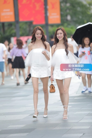 漂亮的双胞胎美女