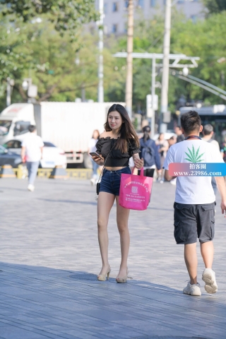 街拍热牛鱼嘴高跟鞋美女