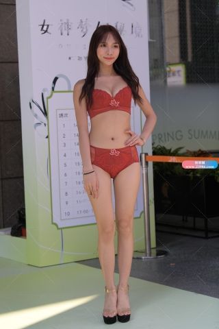 一模两套，白与红，魅力小酒窝的她