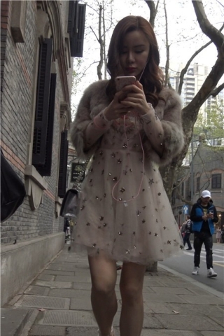 4K - 网红爆款高跟鞋连衣裙街拍美女 [466 MB]（视频版）