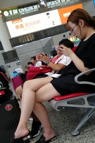 查看完整内容：4k-候车室内拍摄白皙嫩腿眼镜妹（视频版） - 共8张图片