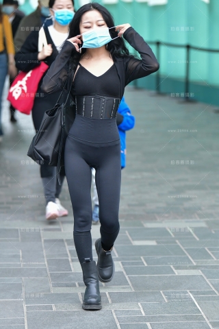 ★黑色紧身精致美女★