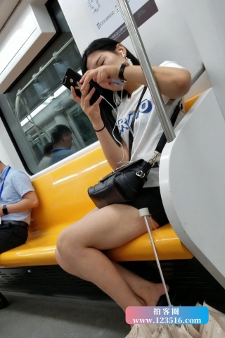 4K - 街拍美腿小姐姐 [578 MB/MP4]（视频版）