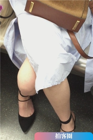 地铁拍摄低头玩手机的小清新美女（视频版）