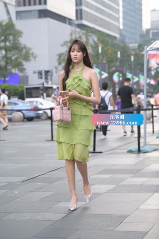 街拍绿色拼接群小姐姐