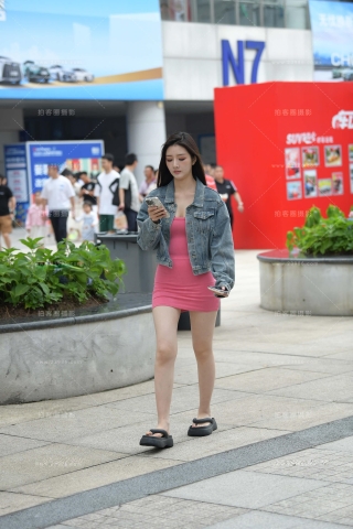 粉色包臀超短裙美眉