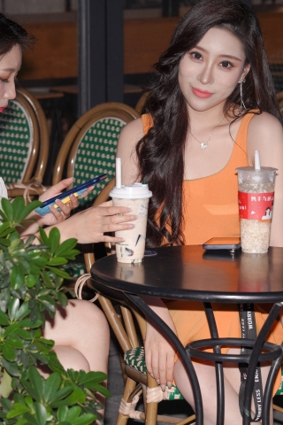 悠闲逛街的姐妹