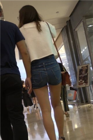 4k-商场偶遇两位超性感高腰热裤美腿美女 [916 MB]（视频版）