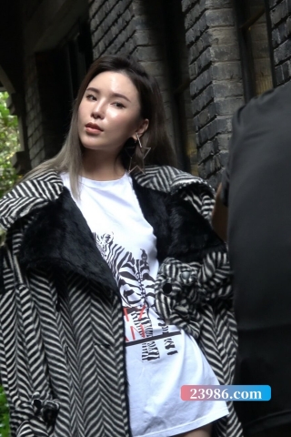 查看完整内容：4K - 蹭拍大长腿时尚模特 [3.91 GB/MP4]（视频版） - 共14张图片