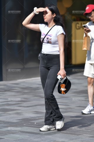 ★灰色紧身牛仔裤美女