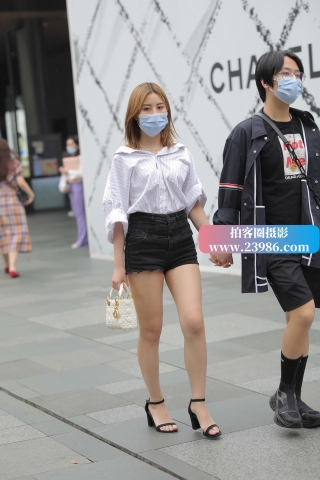 白衬衫玉腿女友