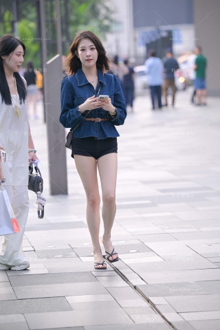 街拍黑色热裤甜美女孩