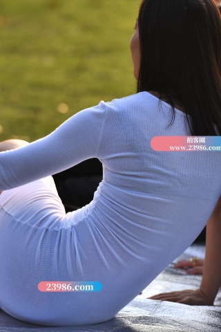 【咔喳赛贴】草坪聚餐的白色紧身裙