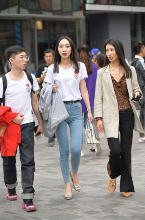 查看完整内容：街拍白T恤、紧牛美眉 - 共18张图片