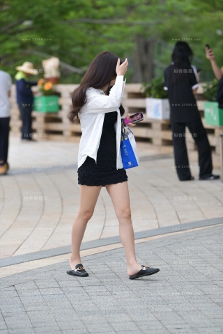 街拍黑色短裙小姐姐