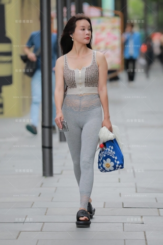 灰色紧身裤美女