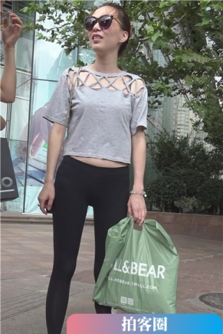 查看完整内容：4k-紧身瑜伽裤耐克运动鞋的清纯墨镜女孩 [2.22 GB]（视频版） - 共8张图片