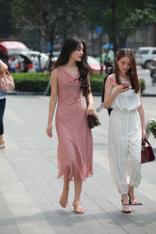 街拍红粉长裙美女