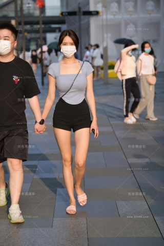 街拍黑色短牛女盆友