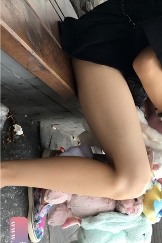 街拍苗条美腿小妹，拿着一堆兔子娃娃（视频版）