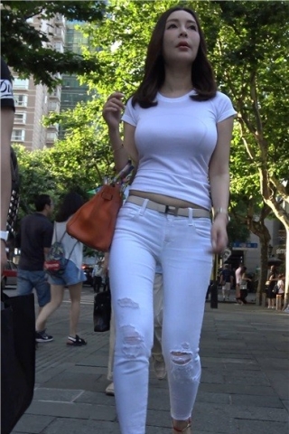 查看完整内容：4k-性感美胸大长腿紧身白裤美少妇 [1.76 GB]（视频版） - 共8张图片