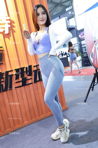 查看完整内容：蓝色运动装抹胸白色小衬衣 - 共34张图片