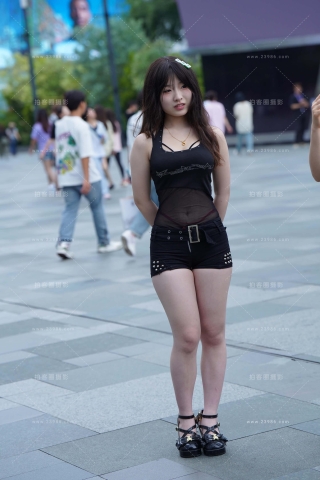 街拍肉肉的微胖女孩儿